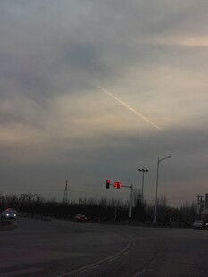 黄昏时分的城市道路景象