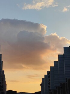 夕阳下的高楼与绚丽云彩