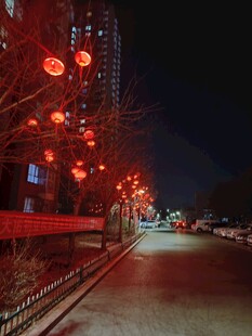 夜晚街道挂红灯笼景象