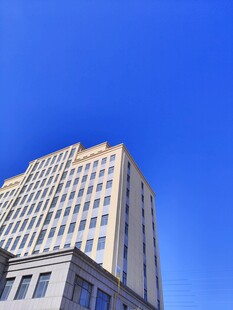 高楼矗立蓝天之下