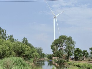 乡村河畔的风力发电机