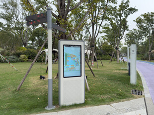 户外公园中的信息指示牌
