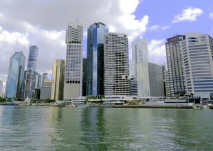 布里斯班城市滨水高楼景观