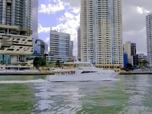 河畔高楼旁的豪华游艇