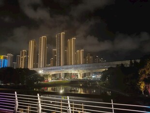 城市夜景中的高楼与桥梁