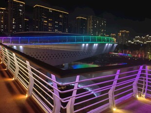 城市夜景下的绚丽露天泳池