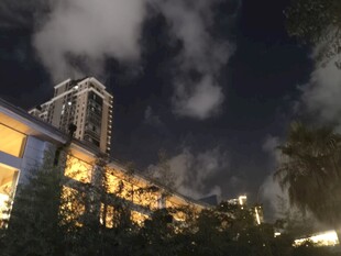 城市夜景中的繁华建筑