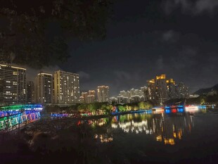 城市夜景湖畔璀璨灯光倒影
