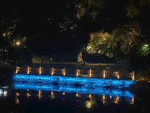 夜晚蓝桥美景倒映水中