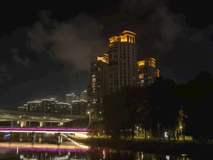 城市璀璨夜景河畔风光