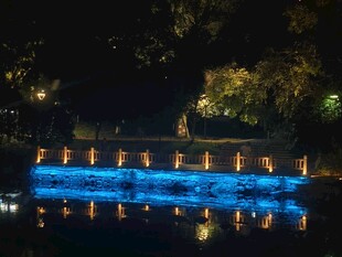 夜间湖畔璀璨灯光景观