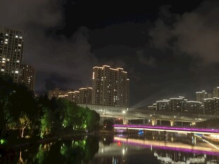 城市夜景中的绚烂桥梁