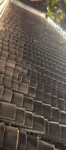 整齐排列的金属方块