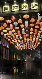 古街灯笼装饰营造浪漫氛围