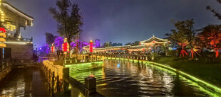 夜间河畔绚丽景观