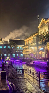 夜晚河畔绚丽灯光景观