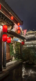 古建夜景挂红灯笼