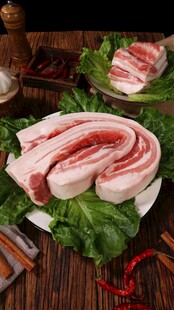 新鲜五花肉摆放在生菜上