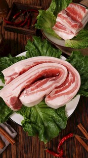 新鲜五花肉配翠绿生菜