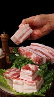 新鲜五花肉切片展示