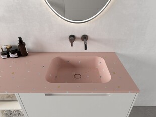 粉色洗手台搭配圆形镜子