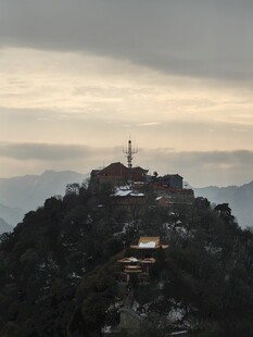 山顶建筑于云雾间的景致