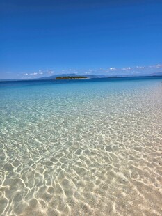 清澈见底的美丽海滨风光