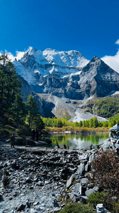 壮丽雪山下的河谷风光