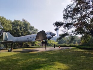 户外停放的老式飞机