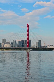 河畔高楼与红色地标建筑