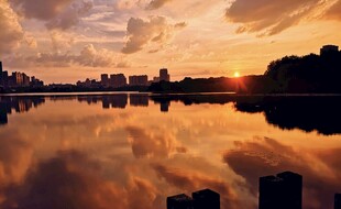 湖畔夕阳美景倒映