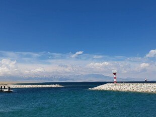海边灯塔与蔚蓝海域