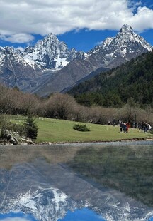 雪山下的宁静湖泊美景