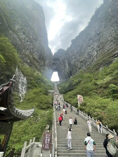 山间栈道上的游人景观张家界