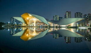 现代建筑夜景倒影之美