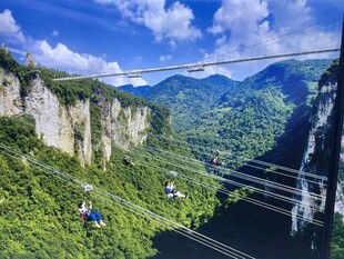 高空缆车穿梭于张家口