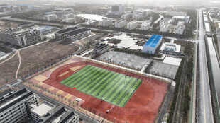 俯瞰校园足球场及周边