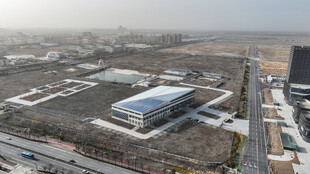 俯瞰现代化工业建筑群