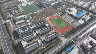 俯瞰校园建筑群与操场