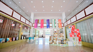 时尚绚丽的室内商业空间