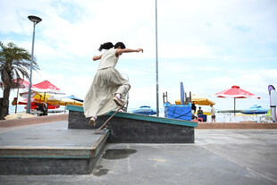 女子在滑板场优雅起舞