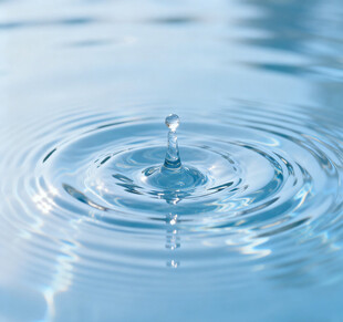 水滴入水泛起层层涟漪