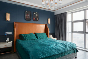 深蓝卧室的舒适床铺