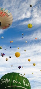 天空中缤纷多彩的热气球