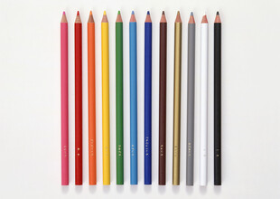 多彩铅笔整齐排列展示