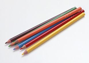 多彩彩色铅笔整齐排列