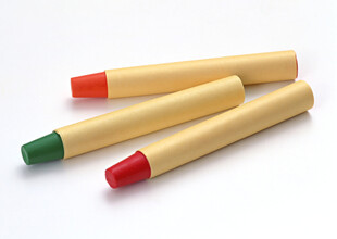 彩色蜡笔摆放在一起