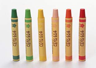 多彩蜡笔整齐排列