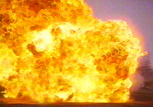 爆炸瞬间火焰汹涌