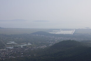 俯瞰山间城镇远景